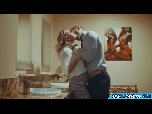 ❤️ Kad krūtiska blondīne pavedina tevi publiskā tualetē Porno pie lv.com-porn-hat.ru ❌❤